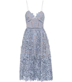 Rochie din dantelă cu bustiera în culoarea liliacului